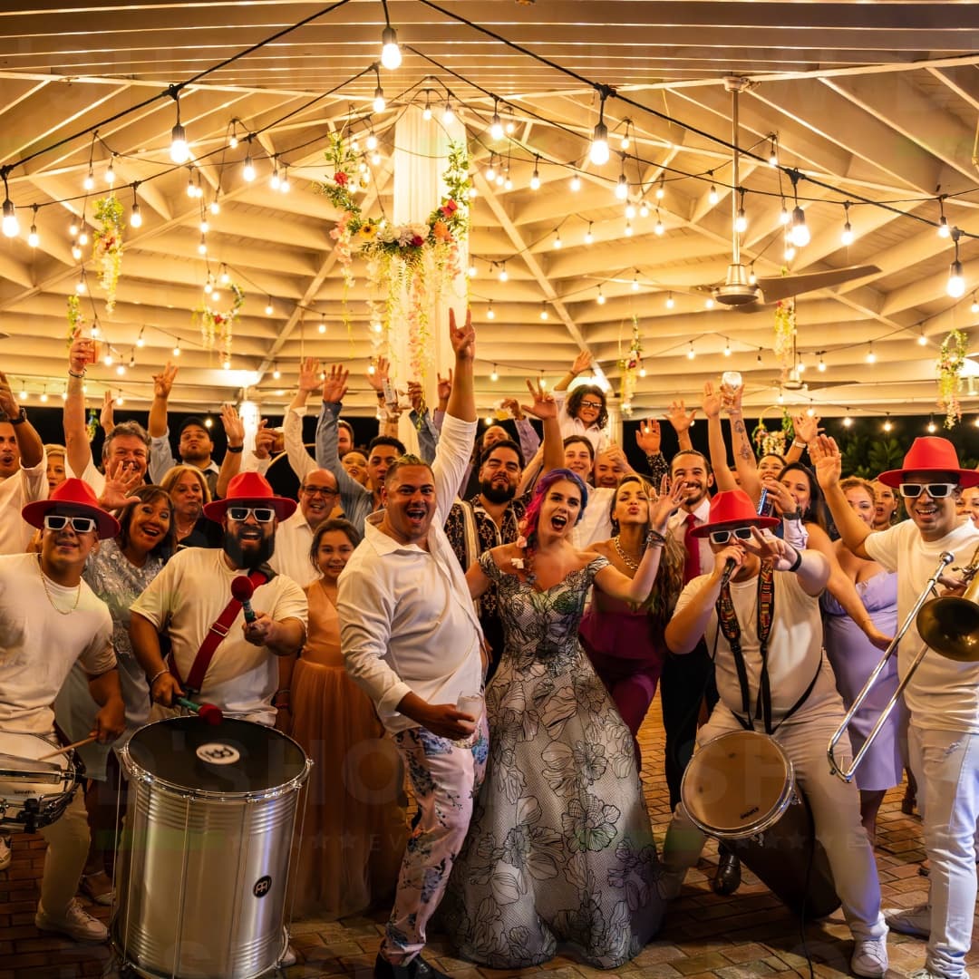 Músicos de Baturepike Clásico tocando en una boda mientras los novios y los invitados celebran en la pista
