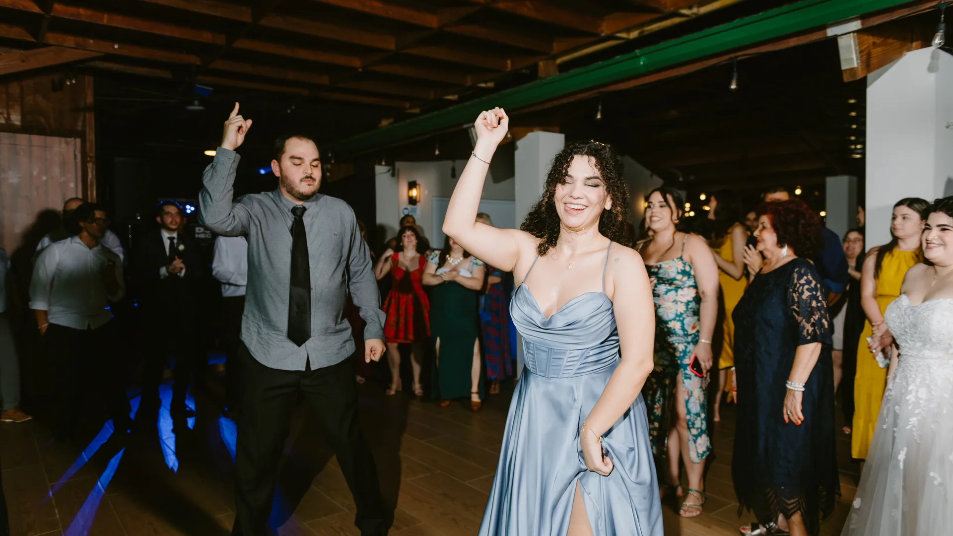 Invitados bailando en la pista de una celebración