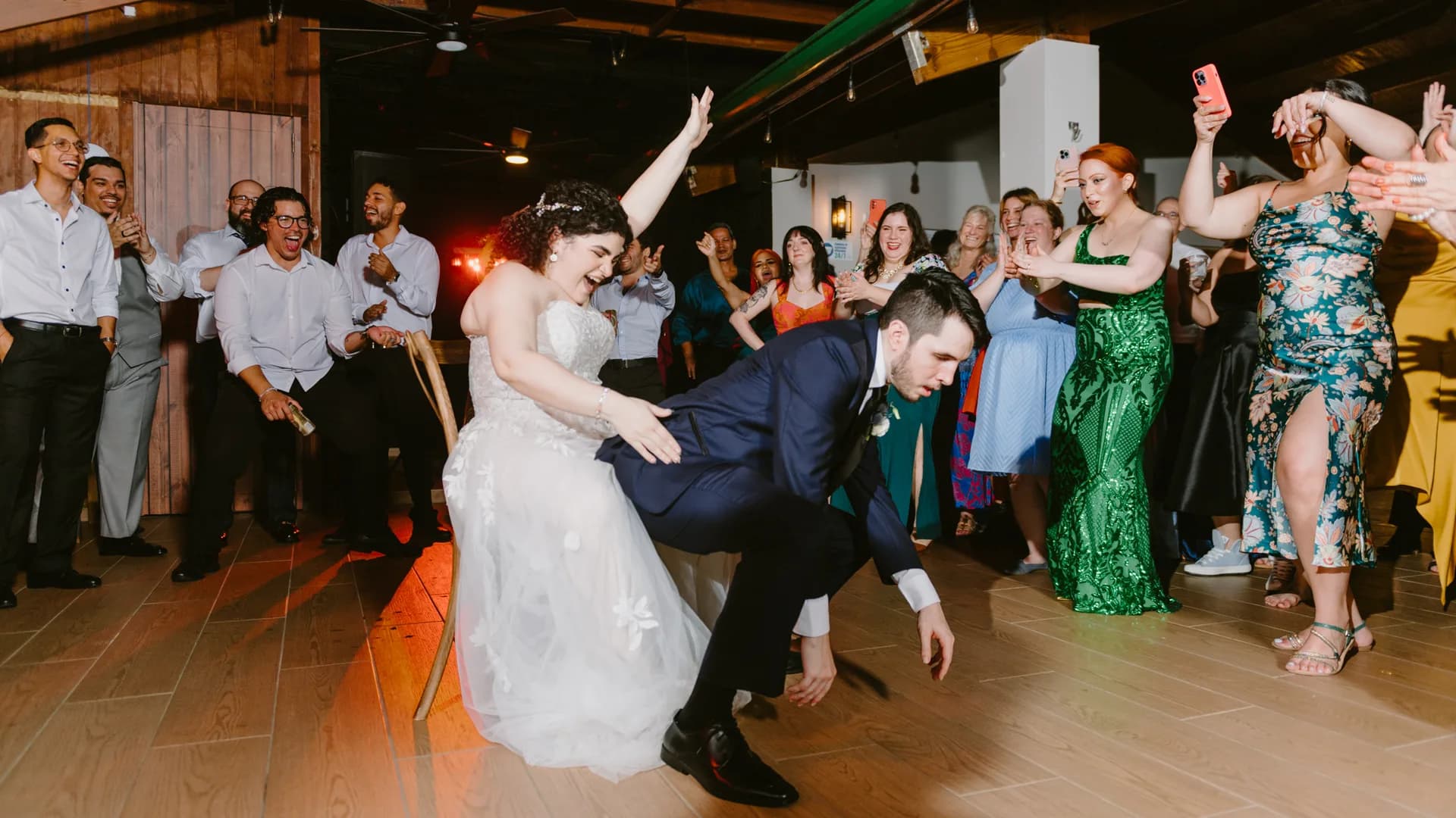 Novios bailando entre sus invitados en una boda
