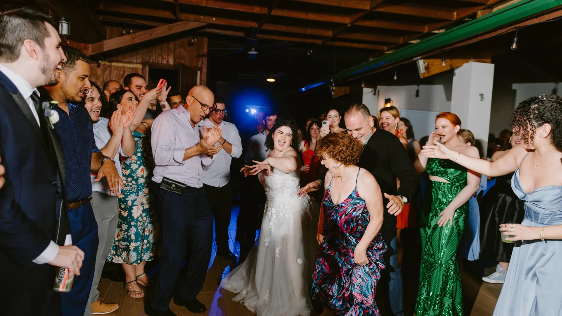 Novia e invitados bailando en la pista de una boda