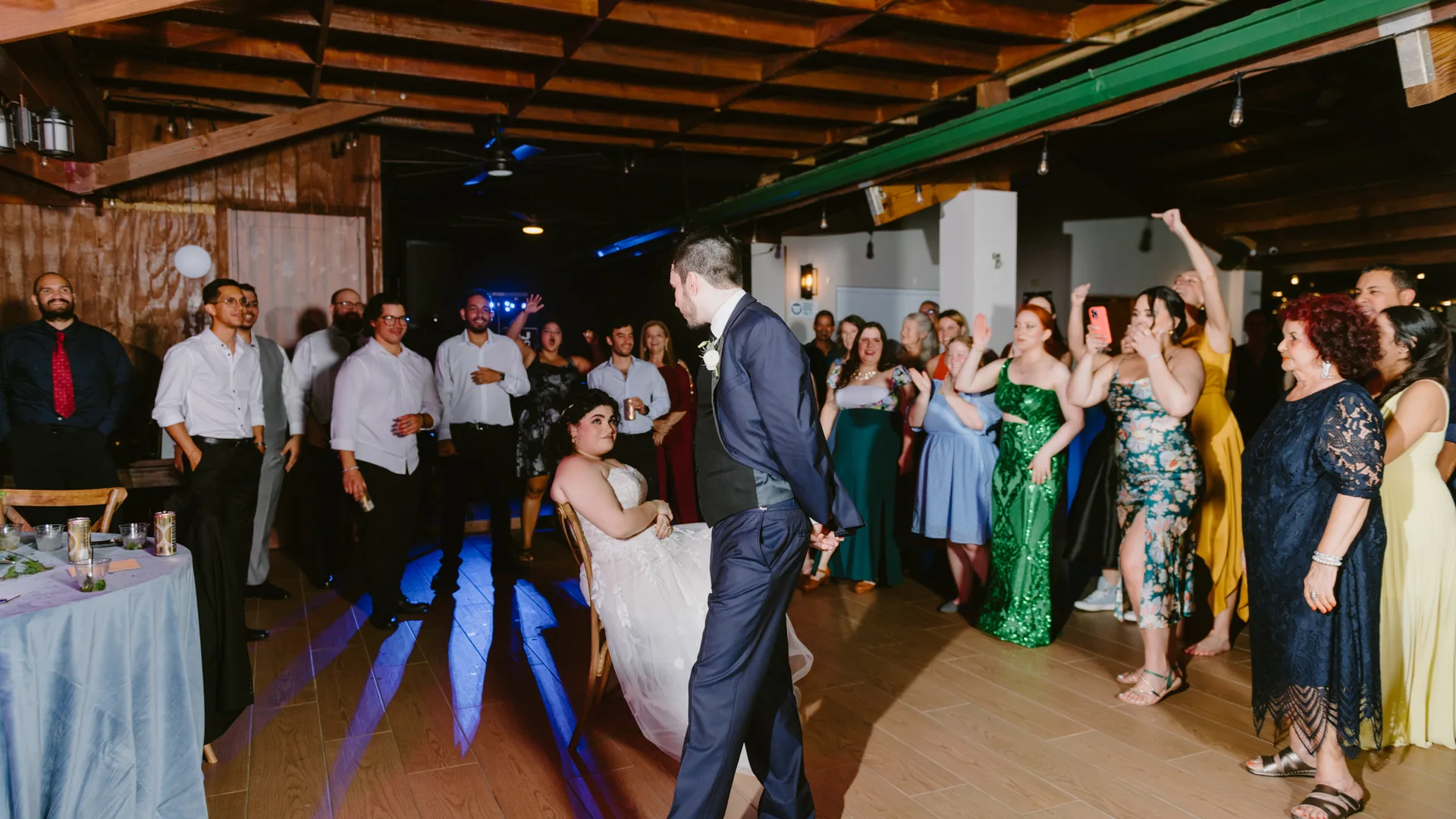 Novio bailando frente a sus invitados en una recepción