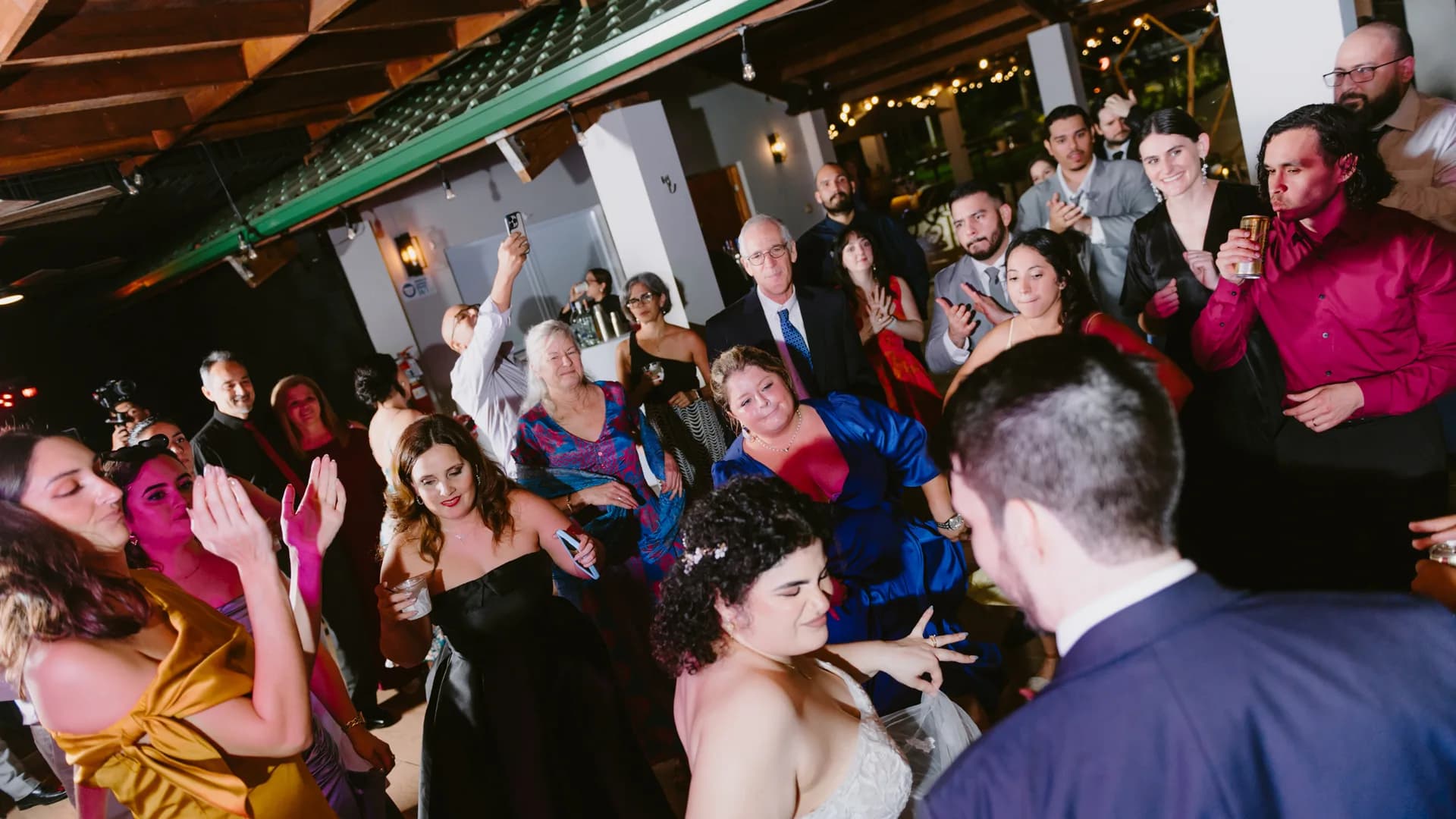 Invitados bailando en la pista de una boda