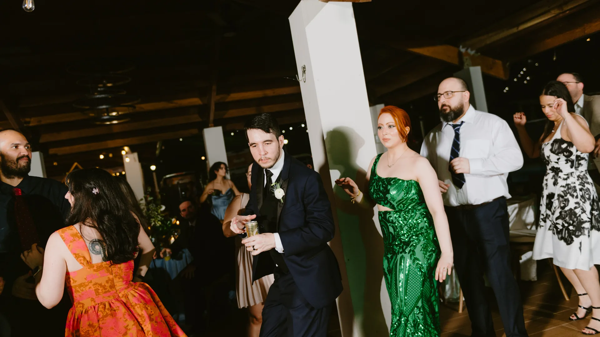 Novio e invitados bailando en una recepción de boda