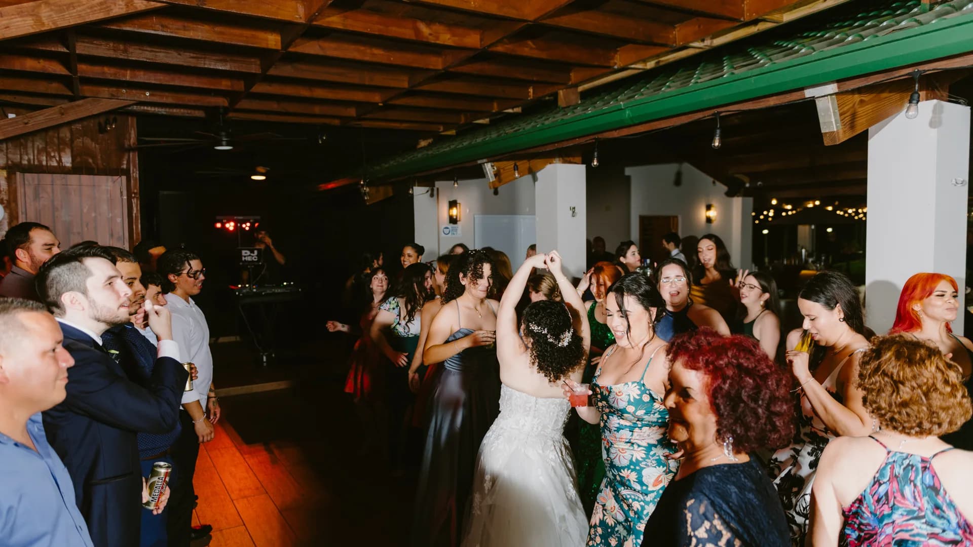 Novia e invitados bailando en una pista llena
