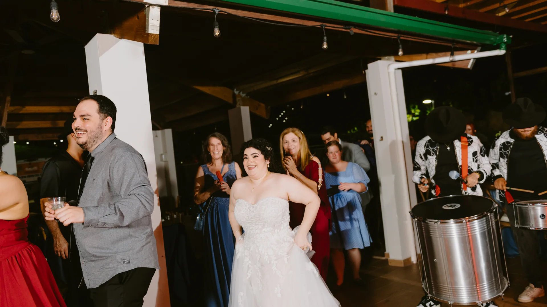 Novia bailando junto a un tambor de batucada en una recepción
