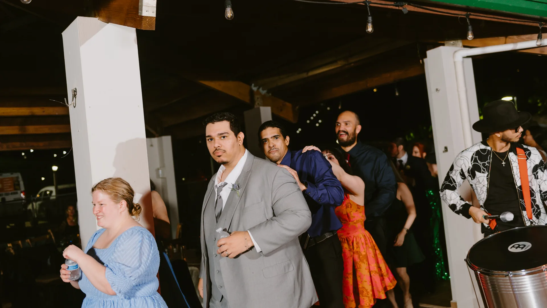 Invitados bailando junto a músicos de batucada en una boda