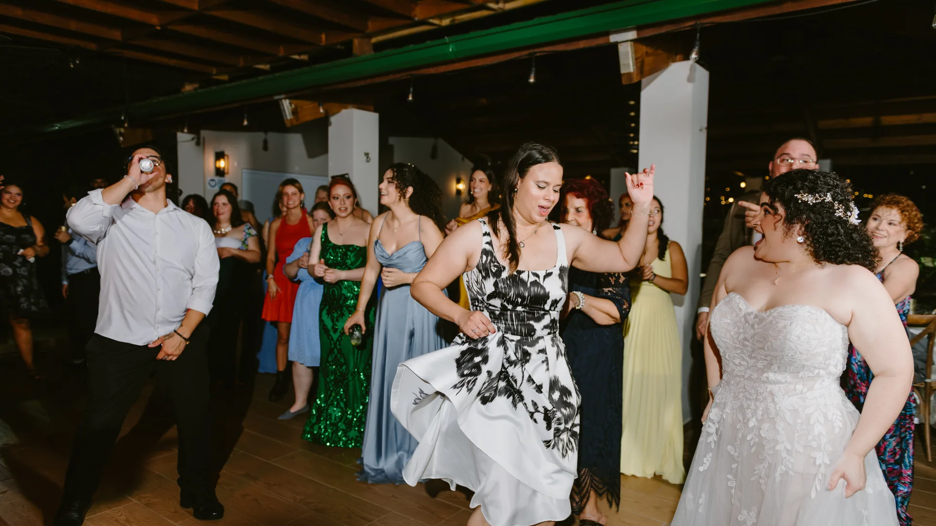 Novia e invitadas bailando en la pista de una recepción