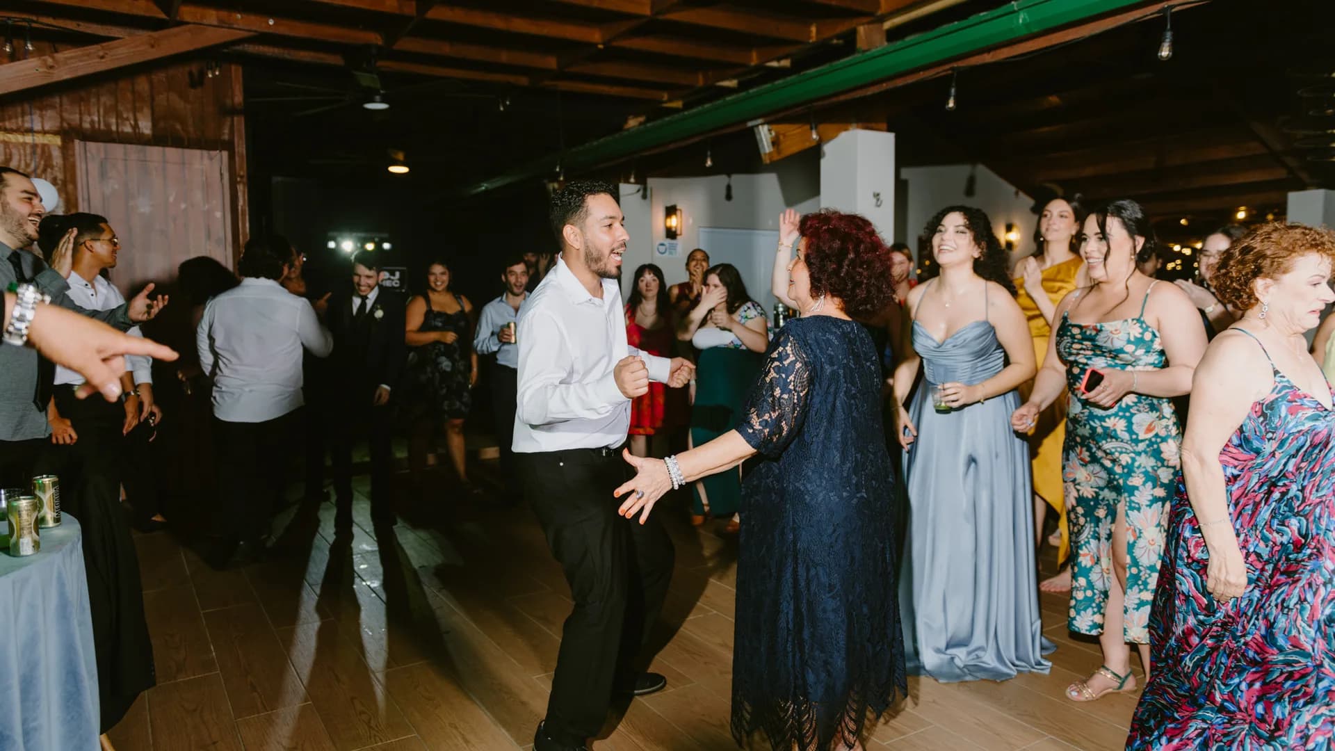 Invitados bailando en una recepción de boda