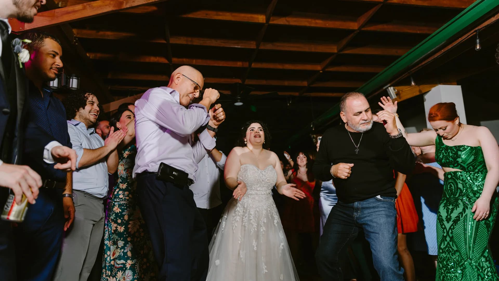 Novia bailando con sus invitados en una recepción