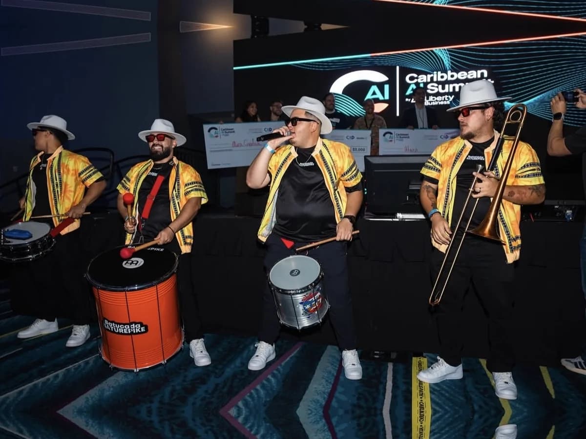 Batucada Baturepike tocando en un evento corporativo