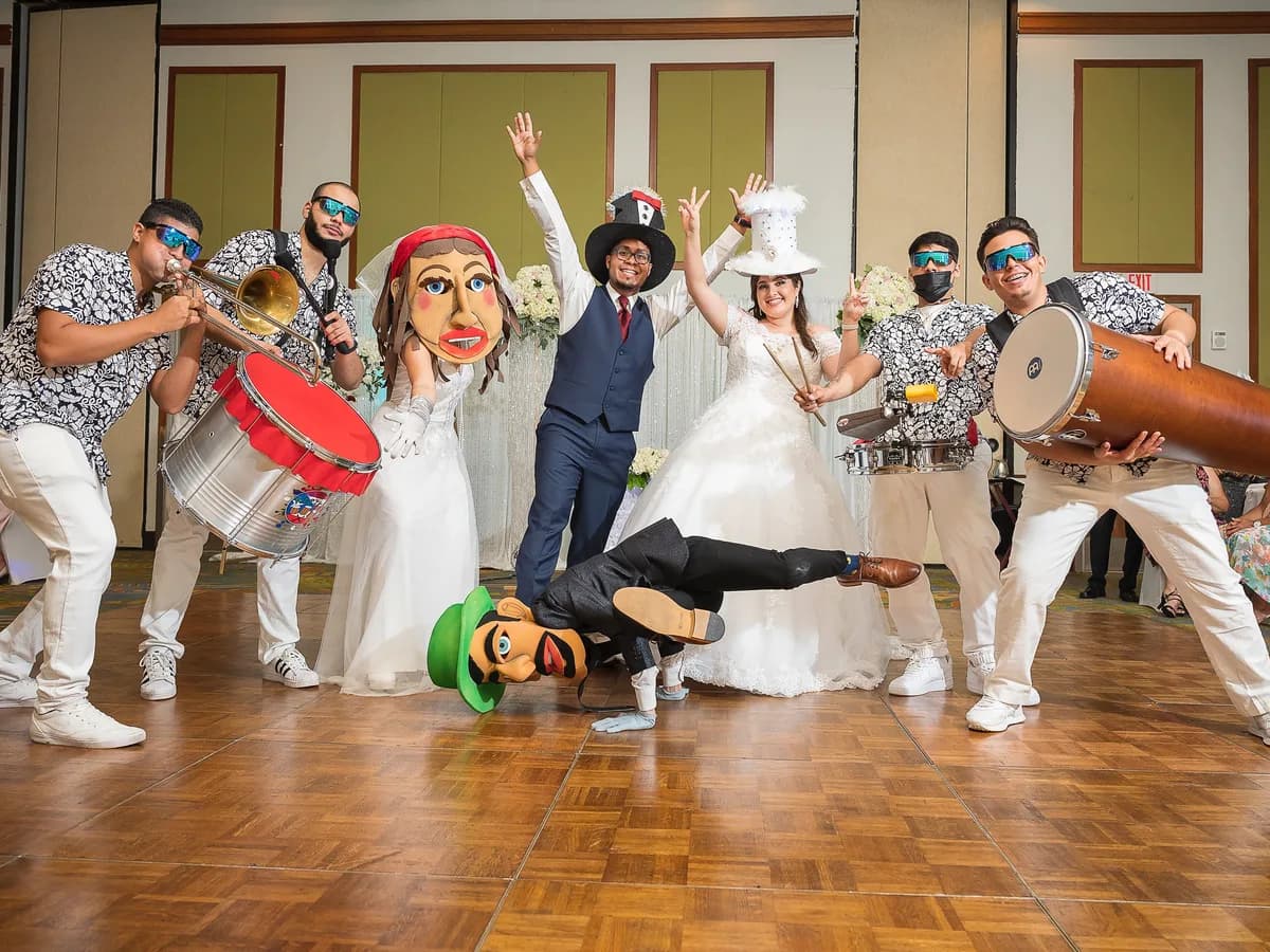 Músicos de Batuplena con tambores y cabezudos celebrando junto a los novios en la pista