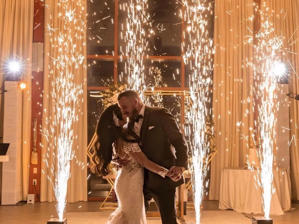Cuatro columnas de chispas frías alrededor de los novios en la pista