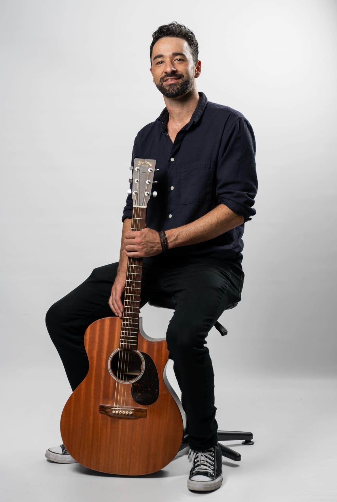 Dylan Holt con guitarra