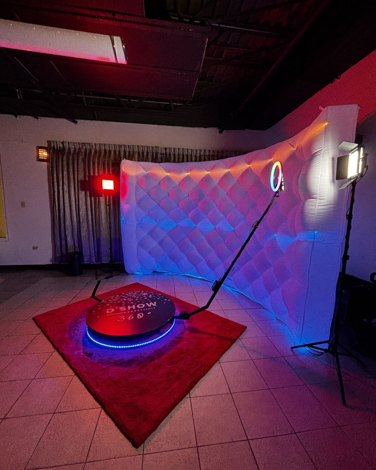 Plataforma del photo booth 360 con brazo giratorio y pared LED en rosa