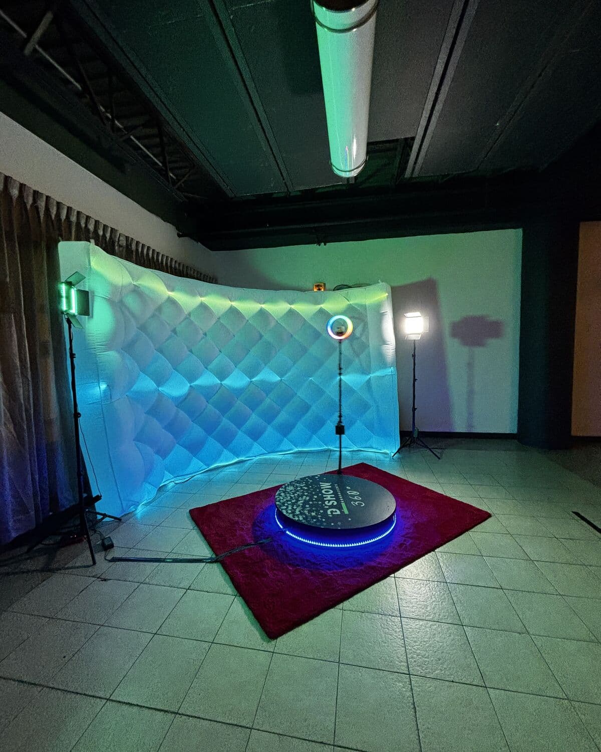 Plataforma del photo booth 360 con brazo giratorio y pared LED en azul