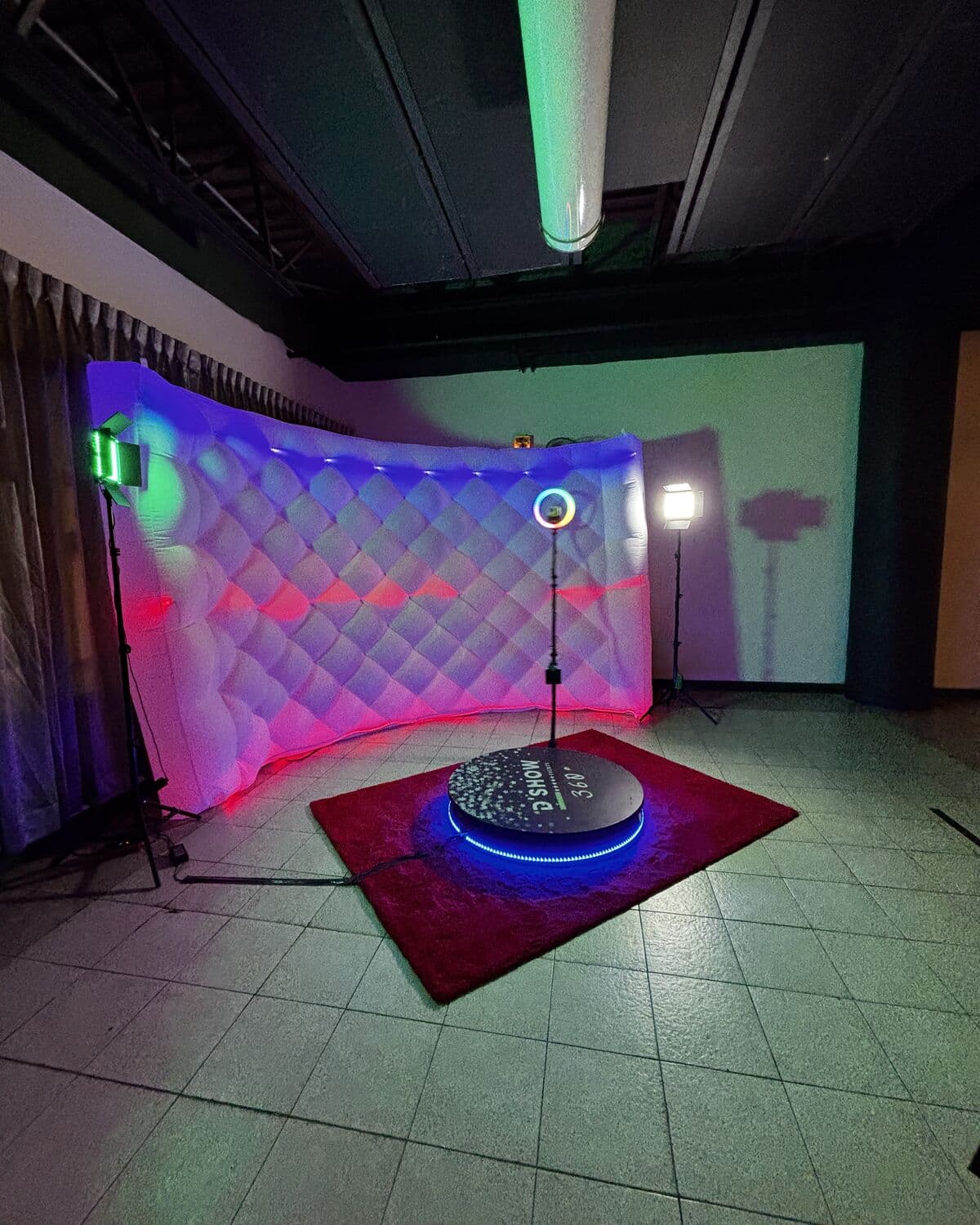 Plataforma del photo booth 360 con brazo giratorio y pared LED en verde