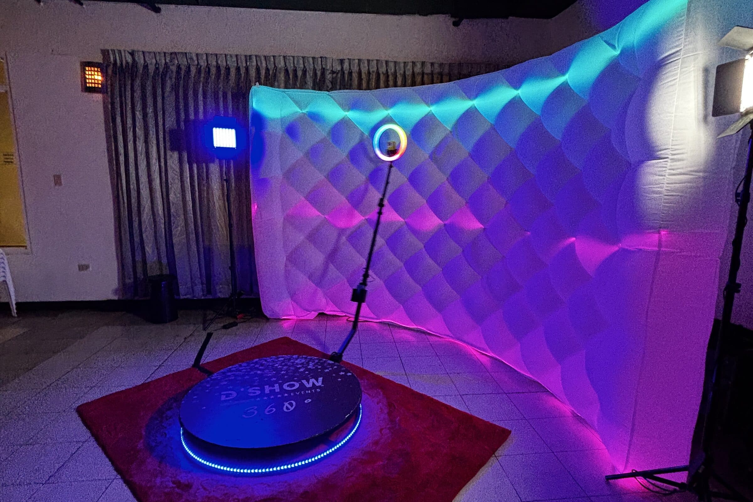 Photo booth 360 con plataforma iluminada y pared acolchada de luces LED