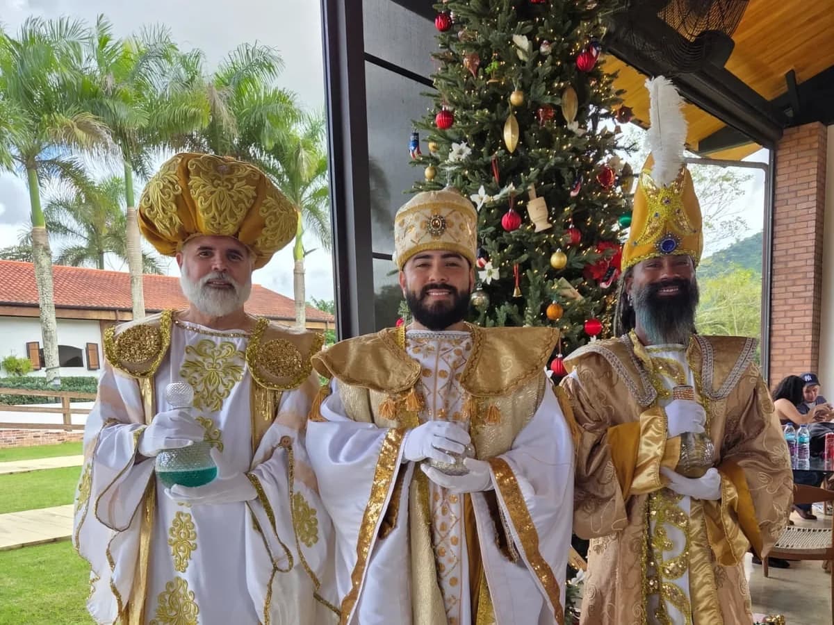 Reyes Magos junto al árbol de Navidad
