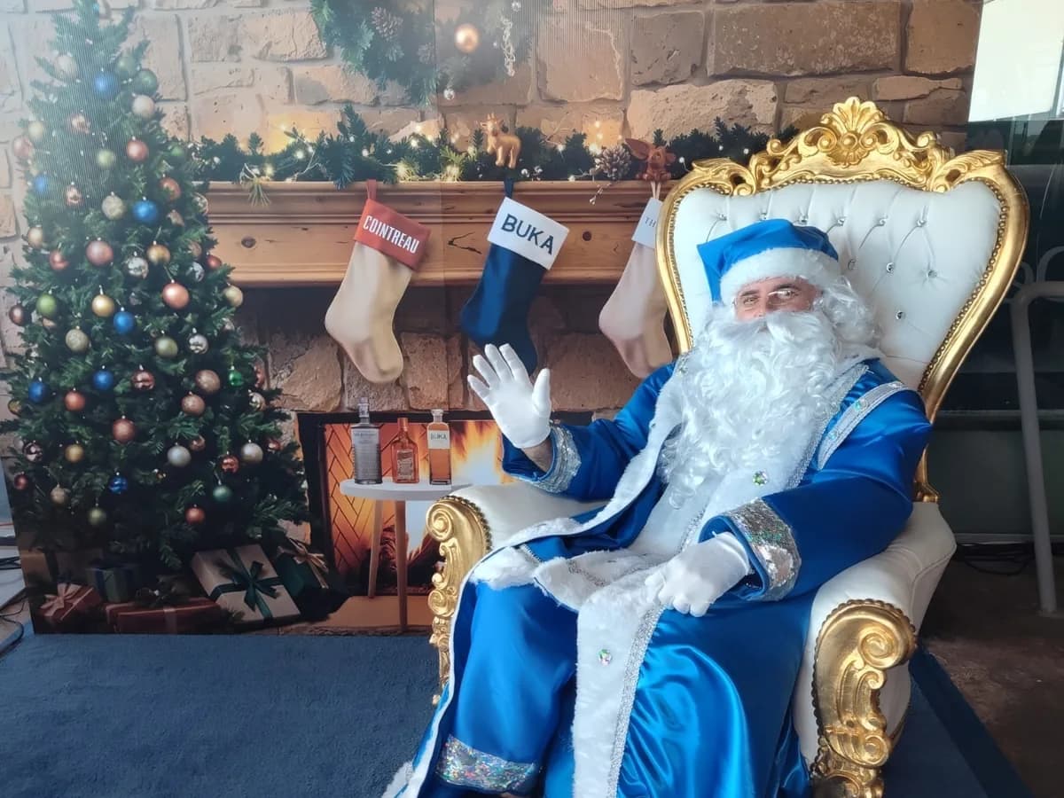 Santa Claus azul en su trono navideño