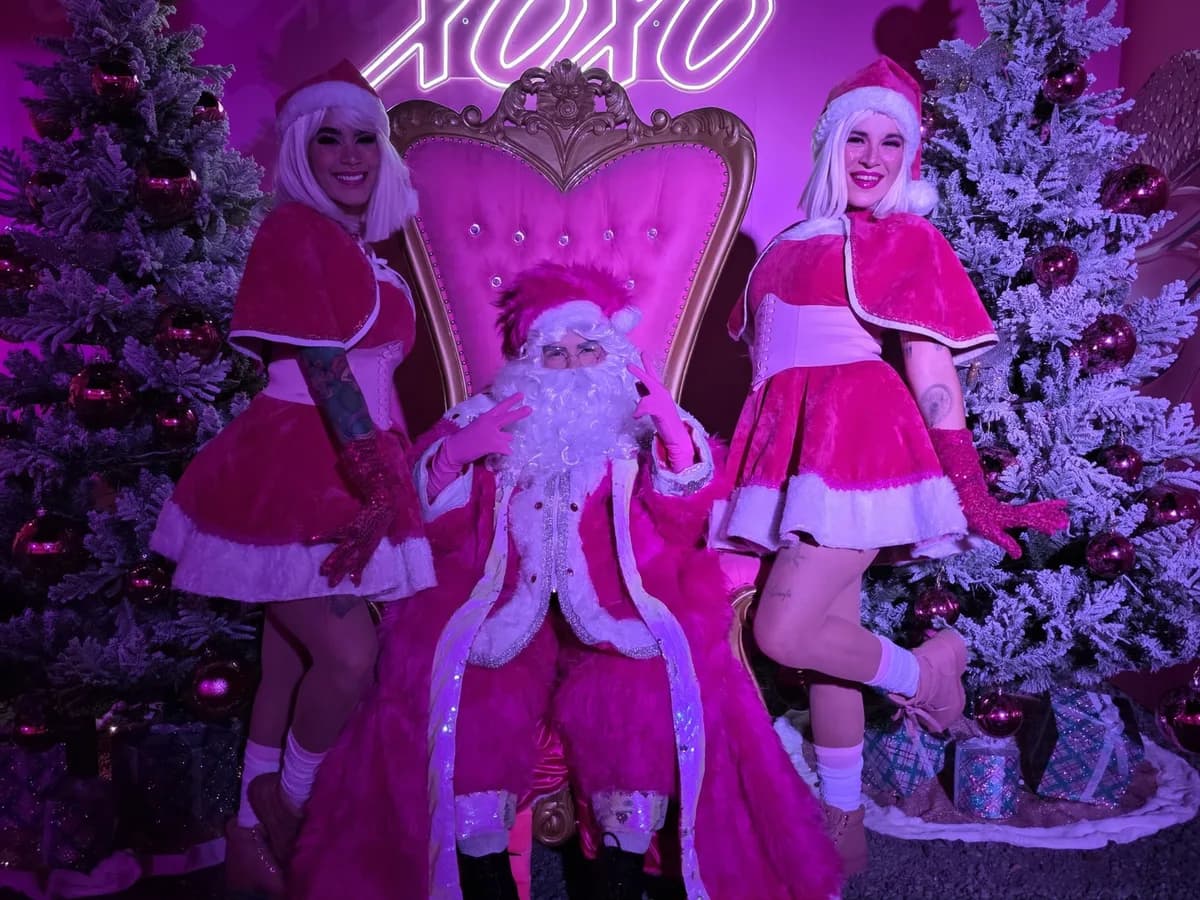 Santa Claus rosado con Santa Girls