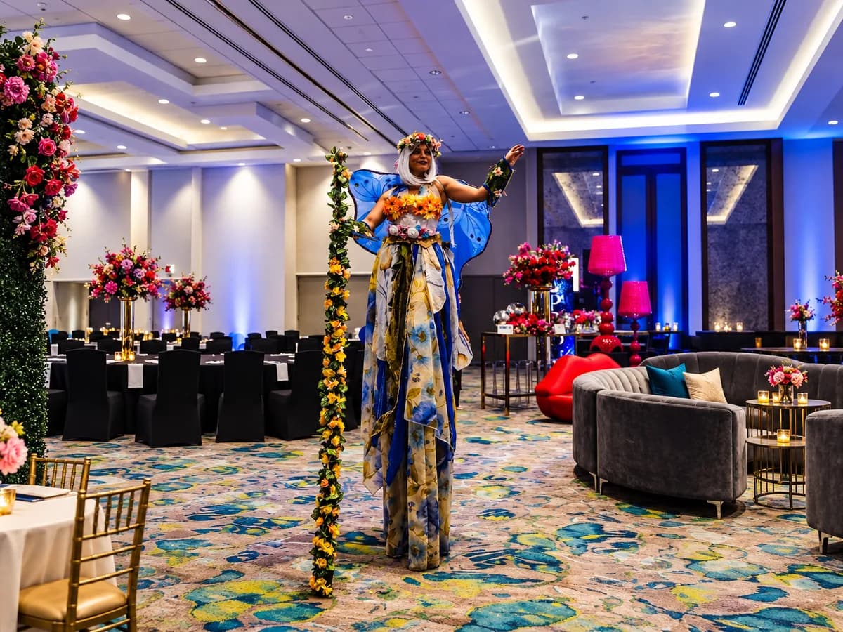 Zanquera con vestuario de hada de la naturaleza en un salón